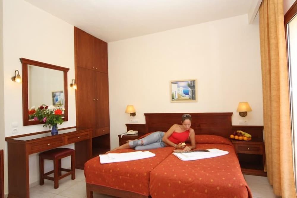 Maria Lambis Apartments — Hotel rooms in Stalida