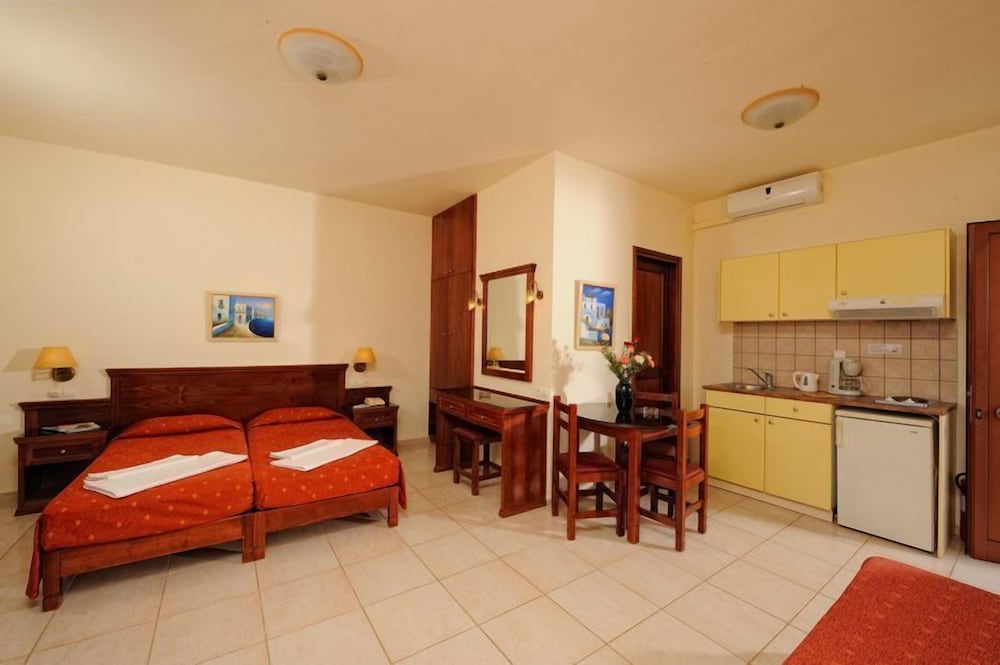 Maria Lambis Apartments — Hotel rooms in Stalida