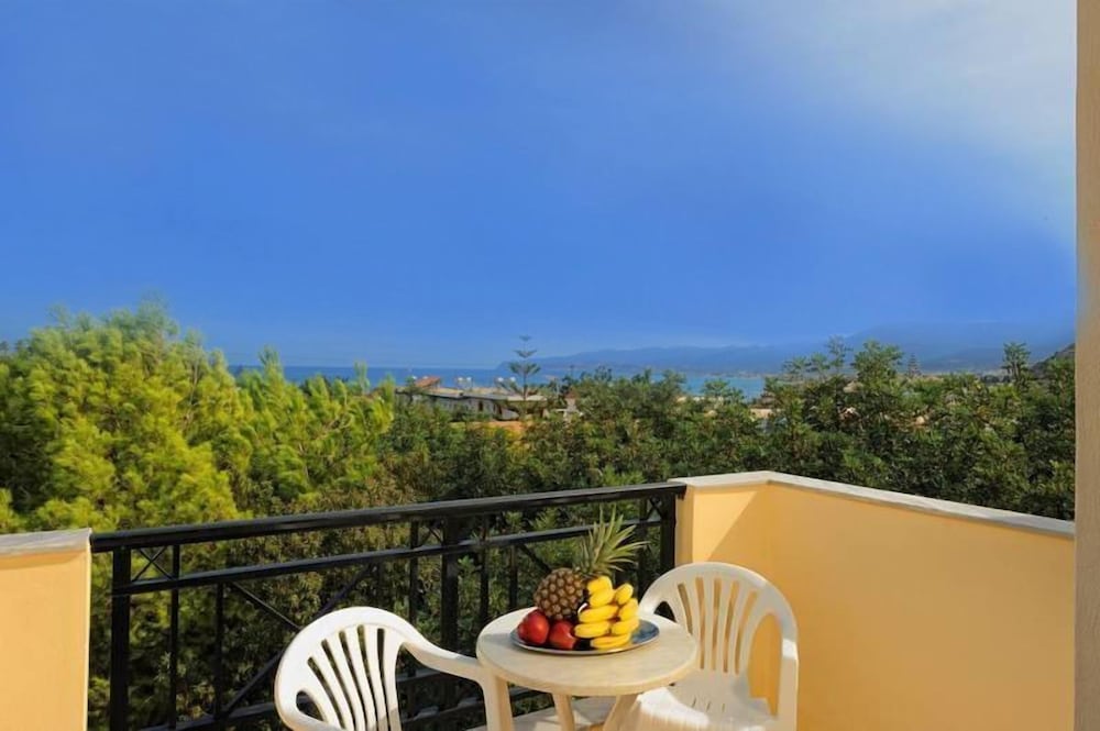 Maria Lambis Apartments — Hotel rooms in Stalida