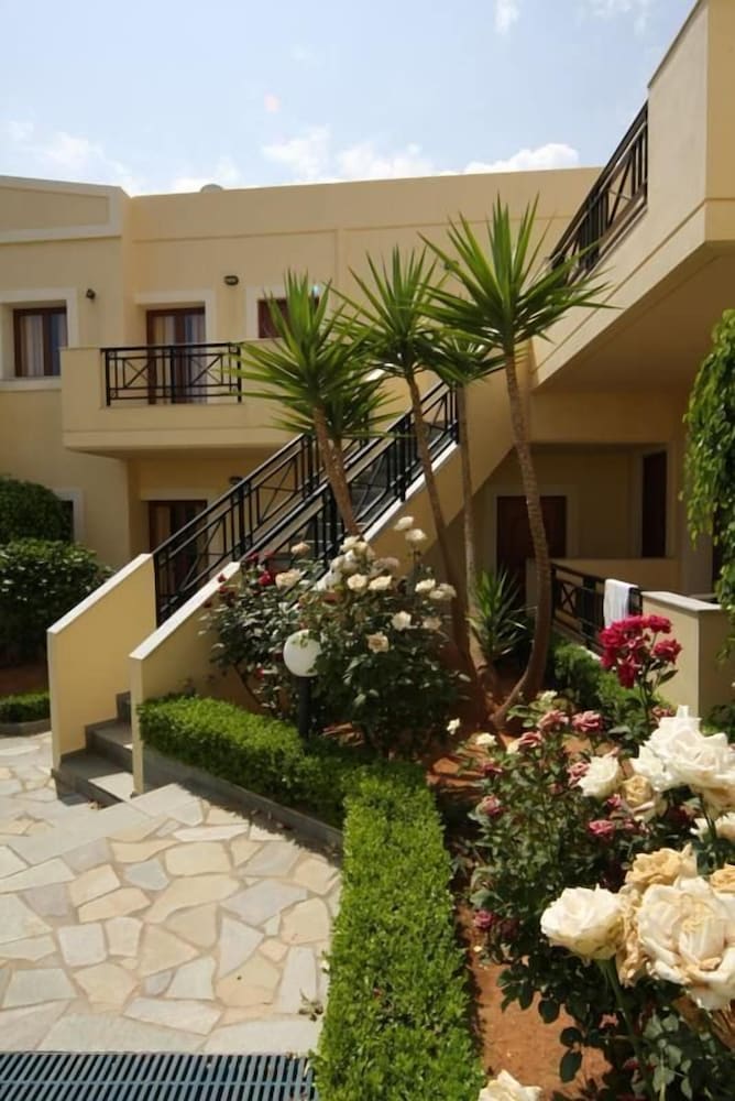 Maria Lambis Apartments — Hotel building in Stalida