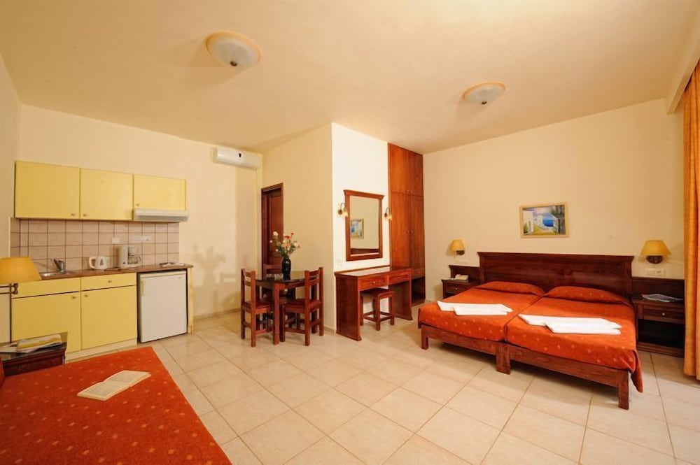 Maria Lambis Apartments — Hotel rooms in Stalida