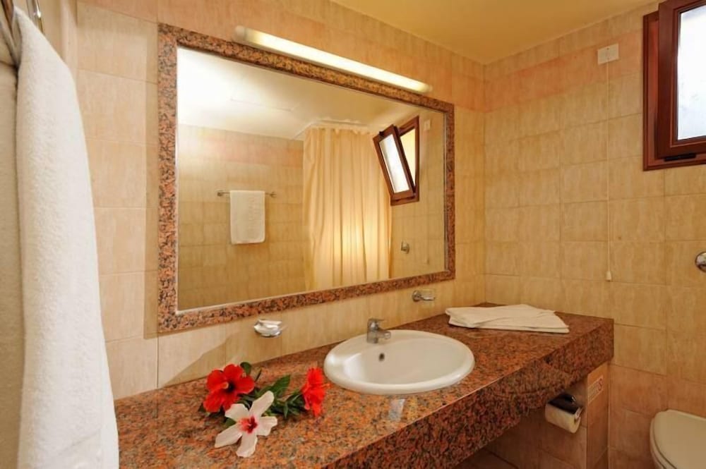 Maria Lambis Apartments — Hotel rooms in Stalida