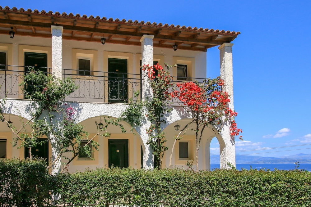 Hotel Yannis Corfu — Hotel building in Ypsos, Ionian Islands