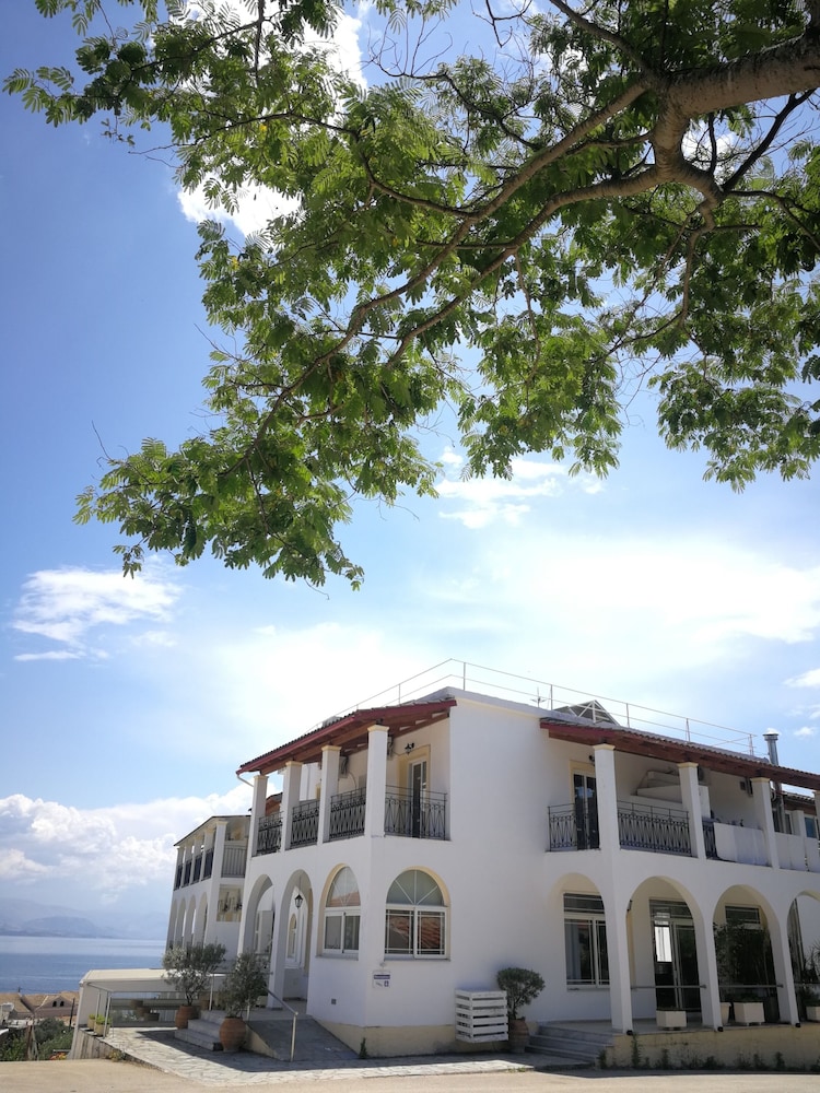 Hotel Yannis Corfu — Hotel building in Ypsos, Ionian Islands