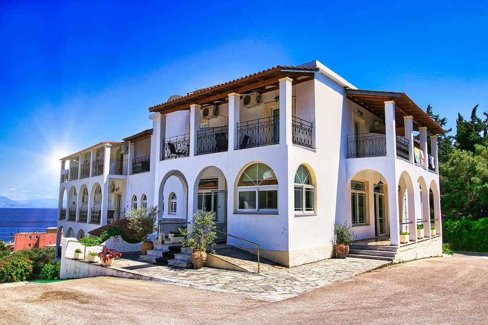 Hotel Yannis Corfu — Hotel building in Ypsos, Ionian Islands