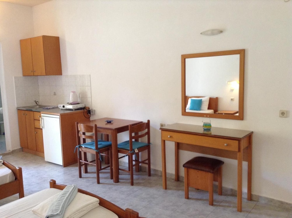 Elpida Beach Studios — Hotel rooms in Faliraki, South Aegean