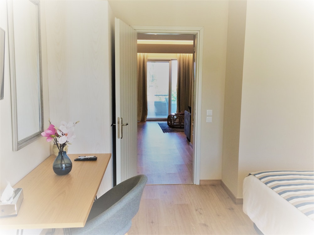 Art Hotel Debono — Hotel rooms in Gouvia, Ionian Islands