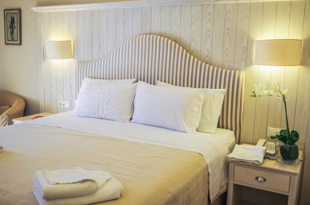 Art Hotel Debono — Hotel rooms in Gouvia, Ionian Islands