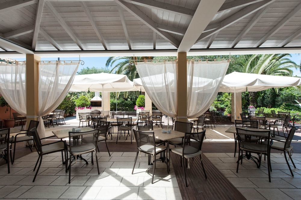 Art Hotel Debono — Restaurant & bars in Gouvia, Ionian Islands