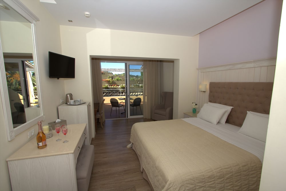 Art Hotel Debono — Hotel rooms in Gouvia, Ionian Islands