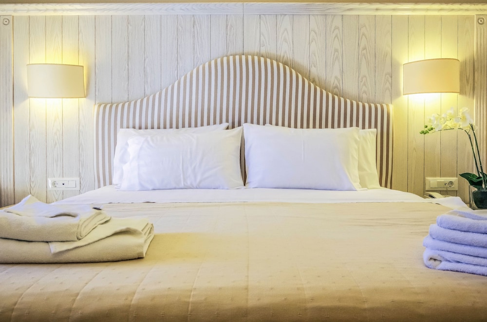 Art Hotel Debono — Hotel rooms in Gouvia, Ionian Islands