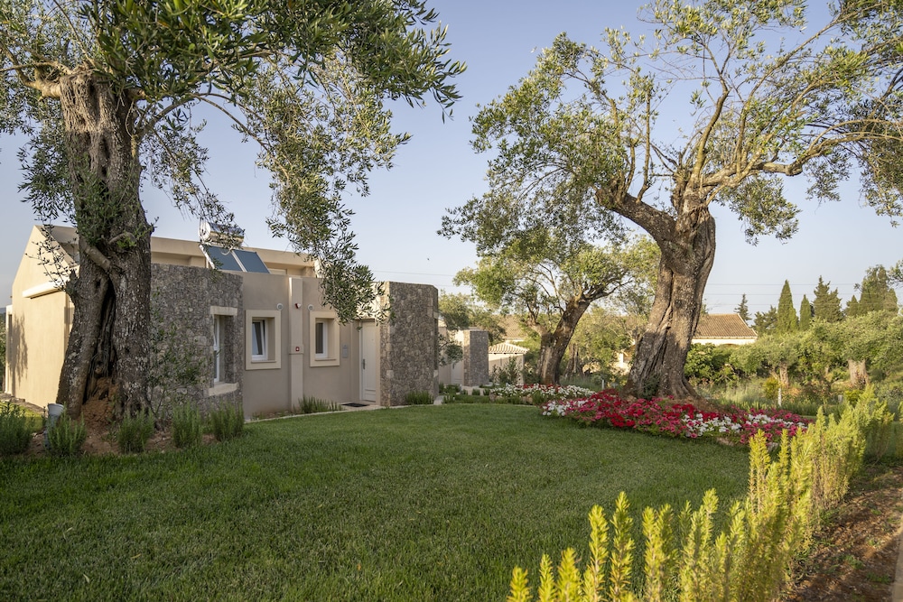 Art Hotel Debono — Hotel building in Gouvia, Ionian Islands