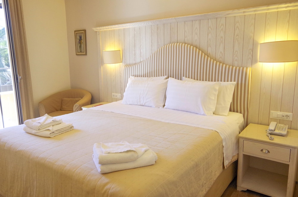 Art Hotel Debono — Hotel rooms in Gouvia, Ionian Islands