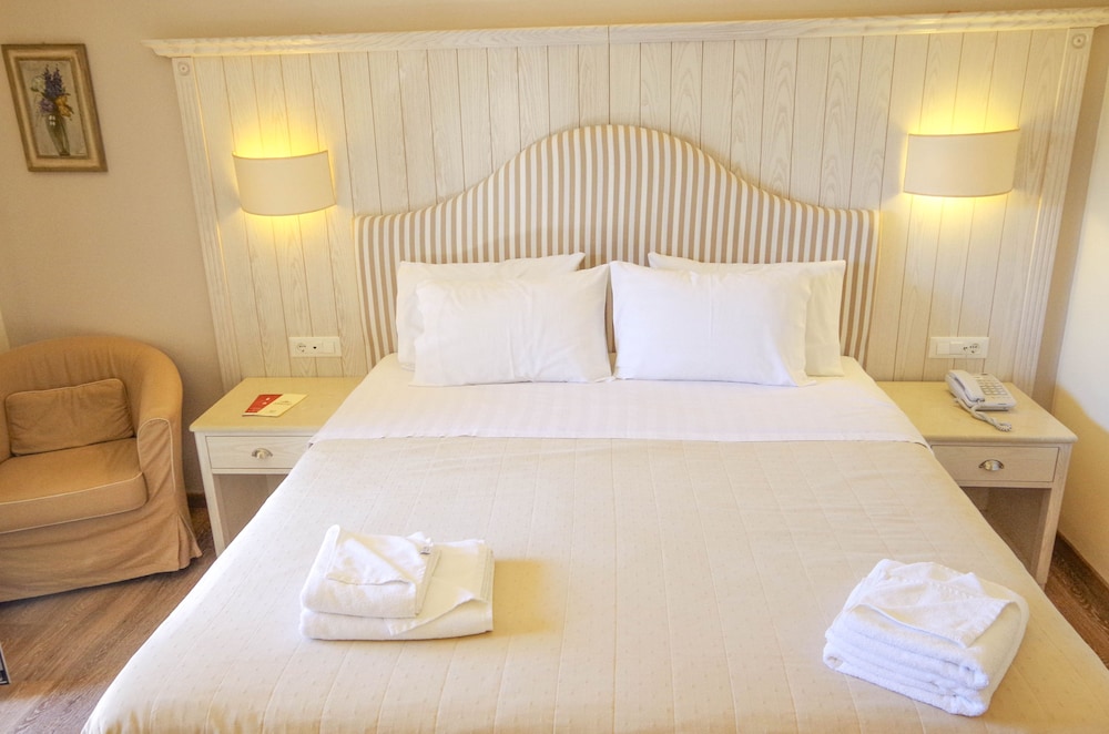 Art Hotel Debono — Hotel rooms in Gouvia, Ionian Islands