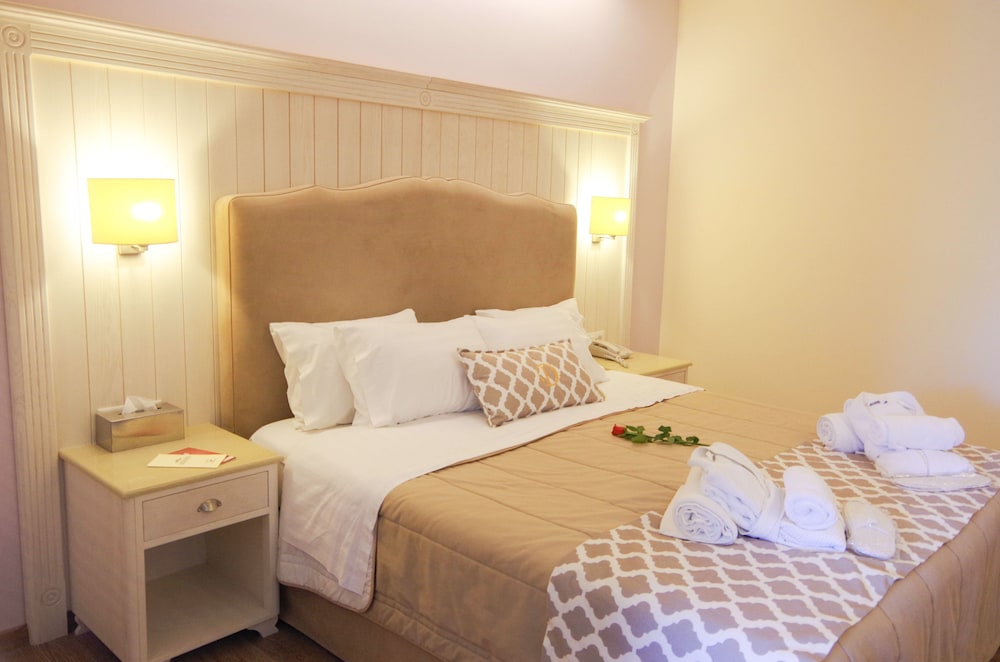 Art Hotel Debono — Hotel rooms in Gouvia, Ionian Islands