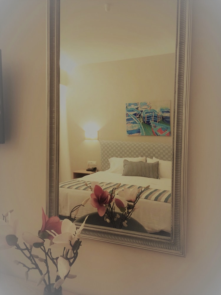 Art Hotel Debono — Hotel rooms in Gouvia, Ionian Islands