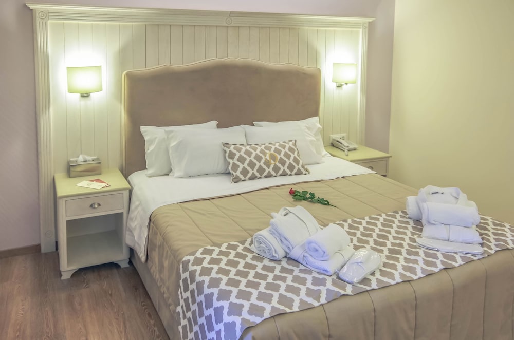 Art Hotel Debono — Hotel rooms in Gouvia, Ionian Islands