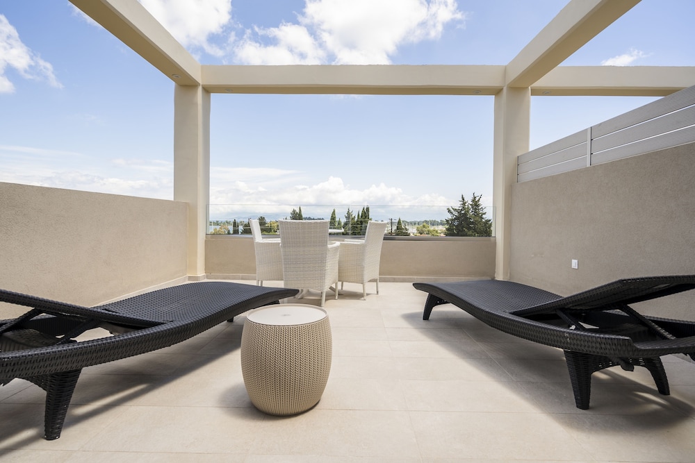 Art Hotel Debono — Hotel building in Gouvia, Ionian Islands
