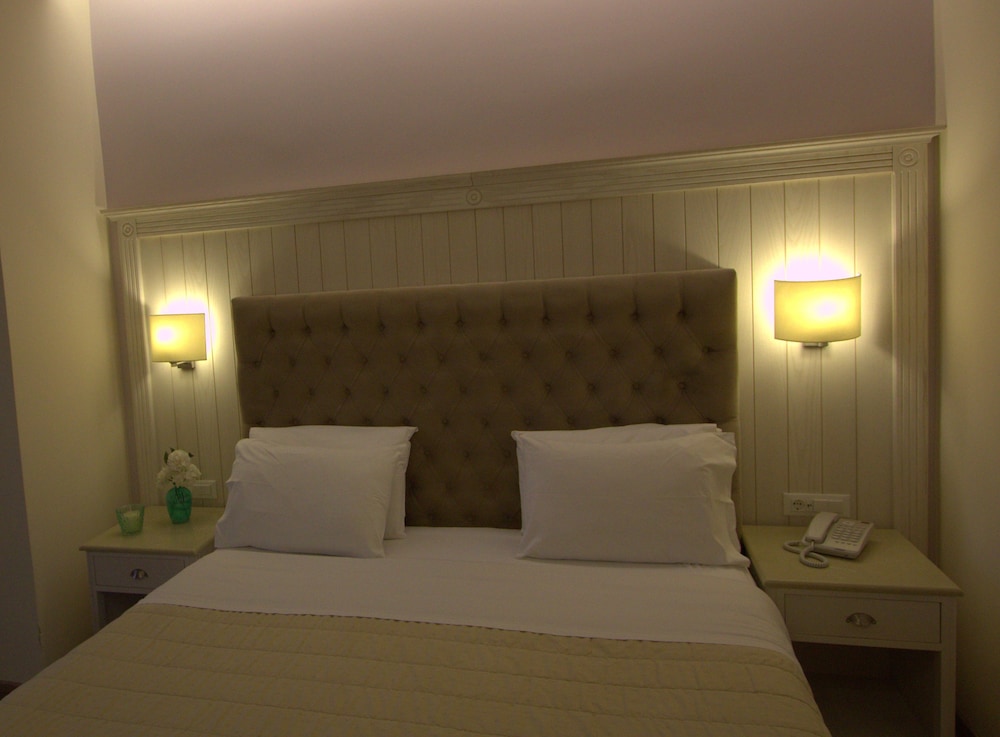 Art Hotel Debono — Hotel rooms in Gouvia, Ionian Islands