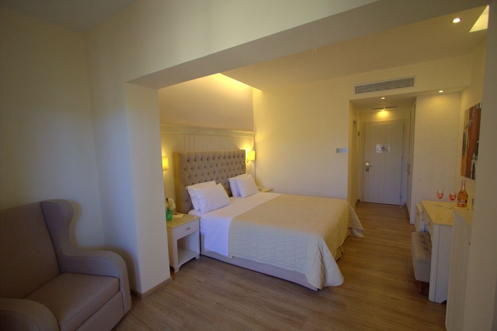 Art Hotel Debono — Hotel rooms in Gouvia, Ionian Islands