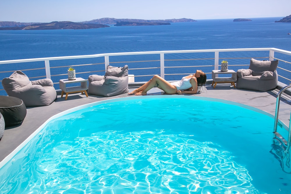 White Pearl Villas — Swimming pool in Oia, South Aegean