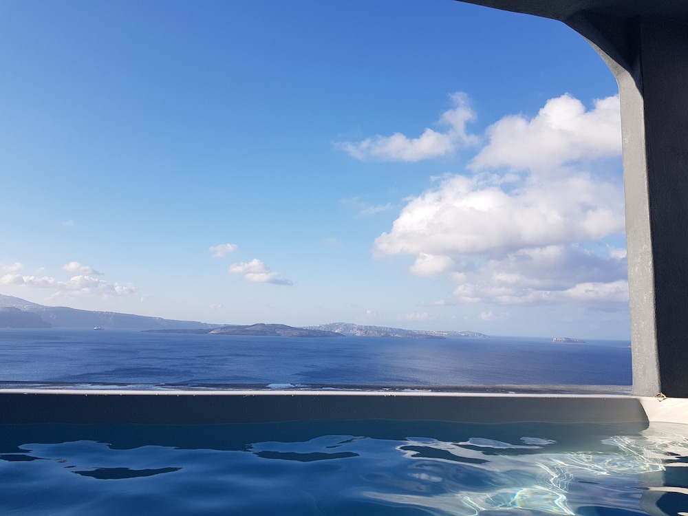 White Pearl Villas — Swimming pool in Oia, South Aegean