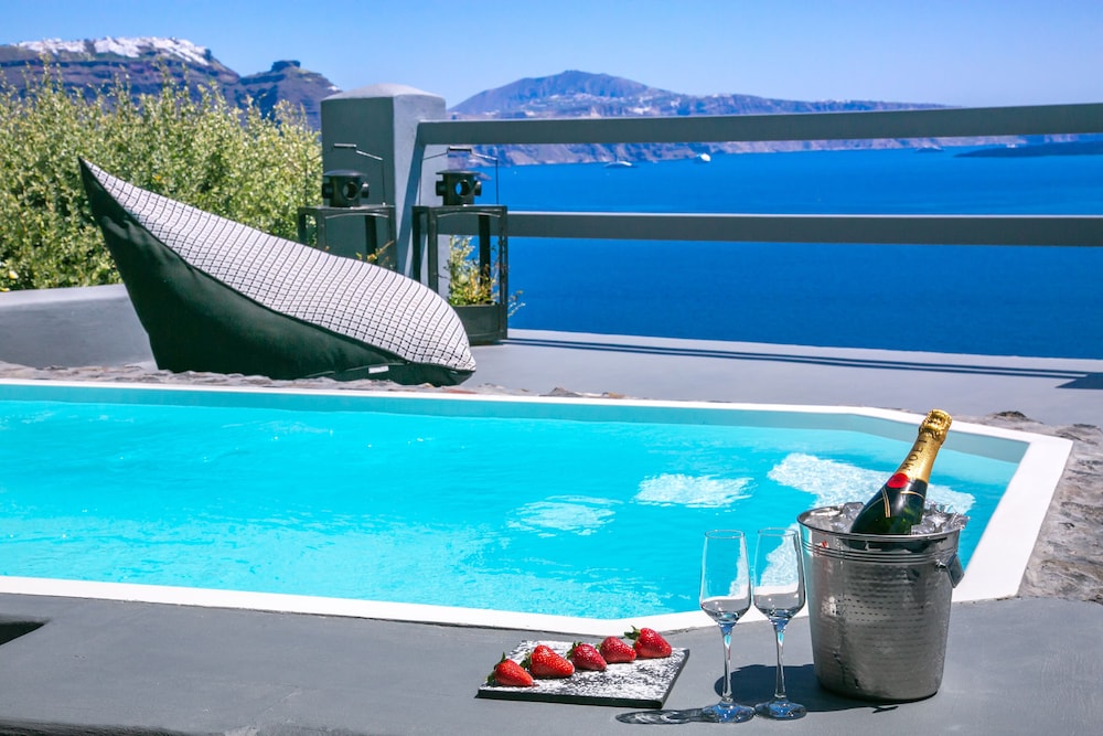 White Pearl Villas — Swimming pool in Oia, South Aegean