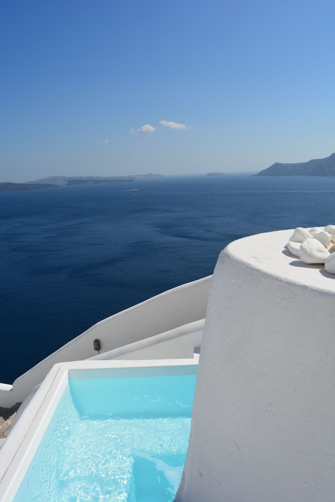 White Pearl Villas — Swimming pool in Oia, South Aegean