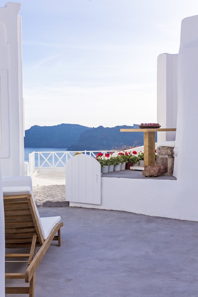 White Pearl Villas — Hotel building in Oia, South Aegean
