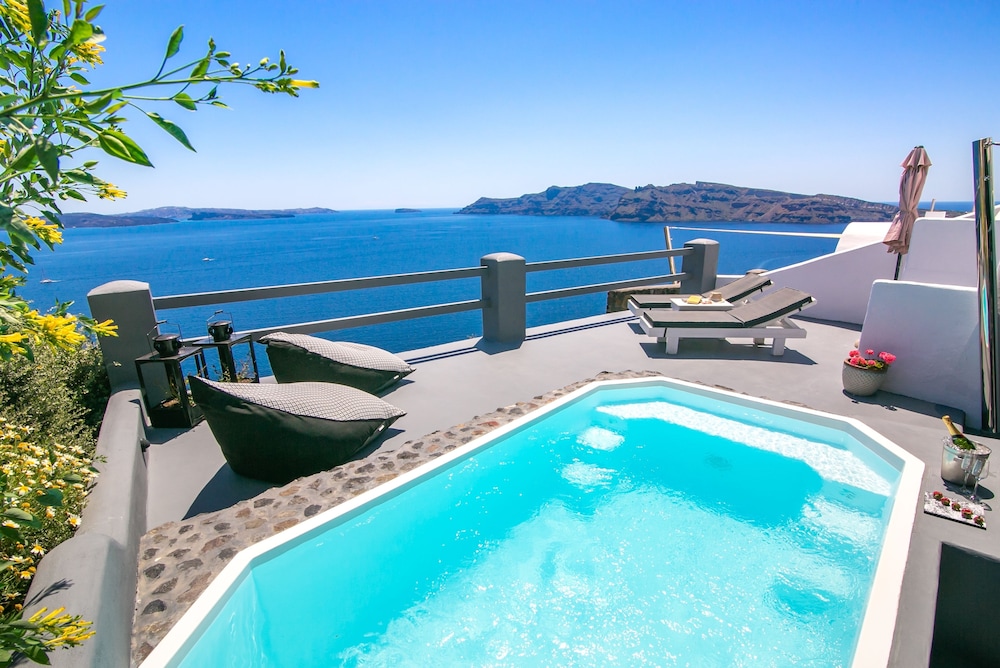 White Pearl Villas — Swimming pool in Oia, South Aegean