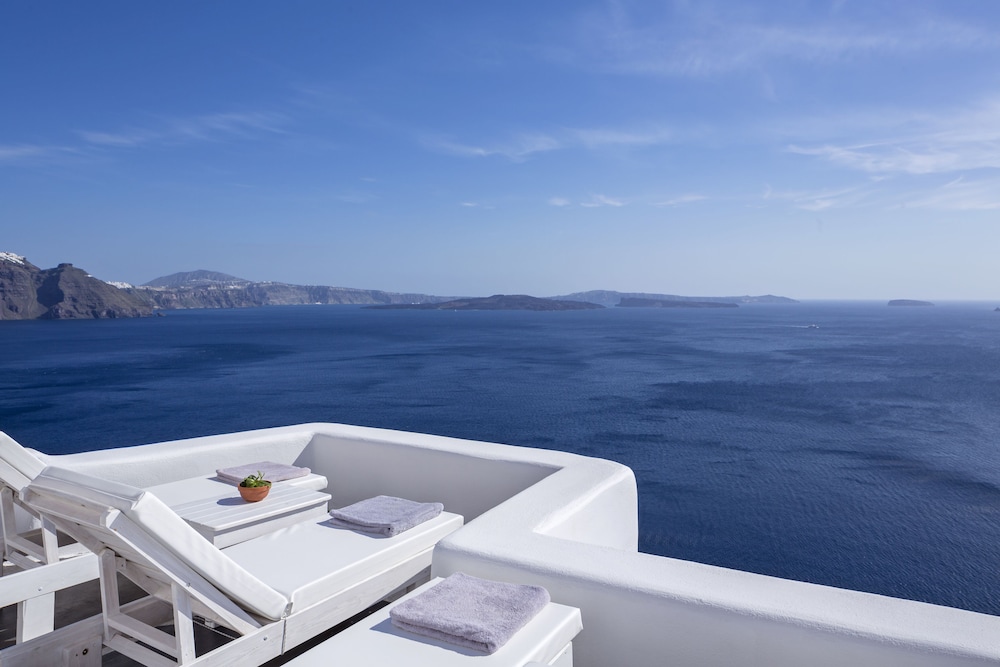 White Pearl Villas — Hotel building in Oia, South Aegean