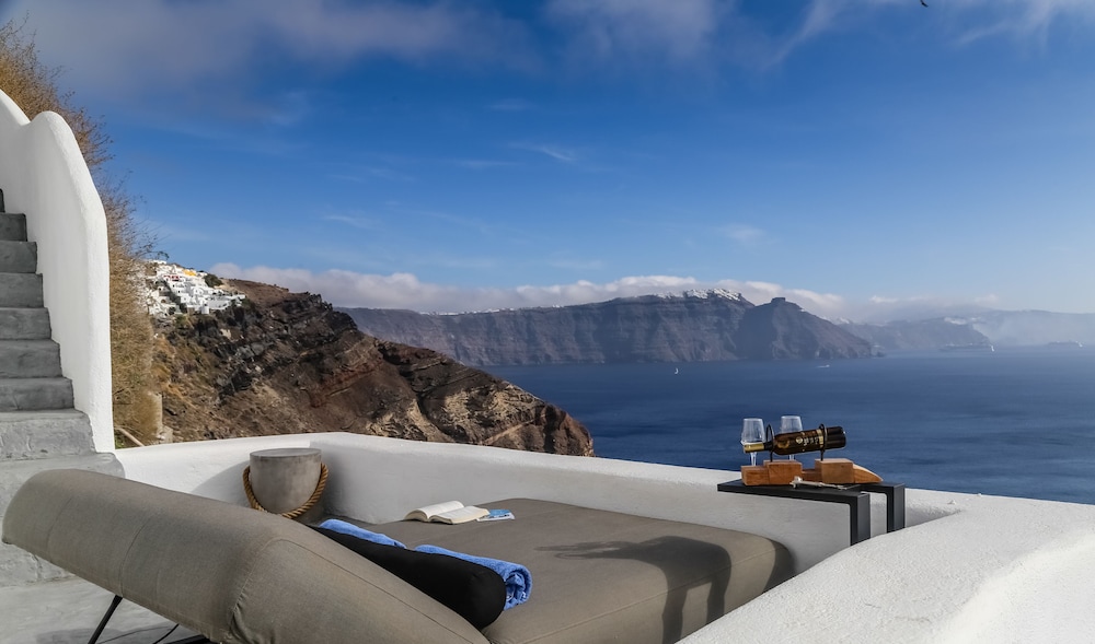 White Pearl Villas — Hotel rooms in Oia, South Aegean