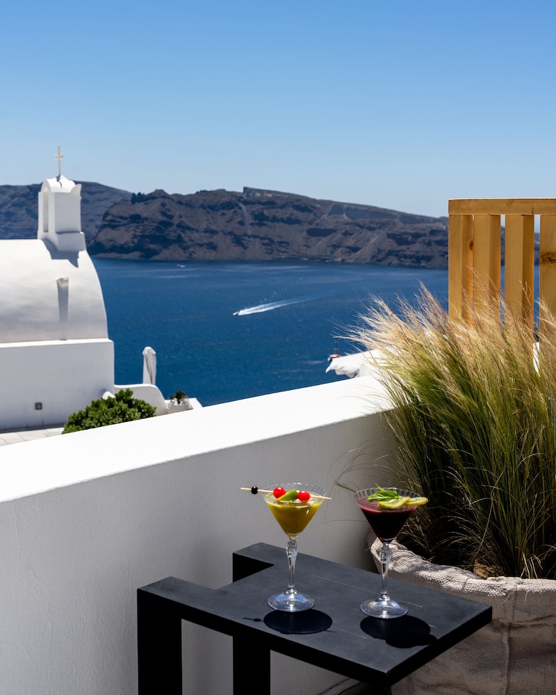 White Pearl Villas — Restaurant & bars in Oia, South Aegean