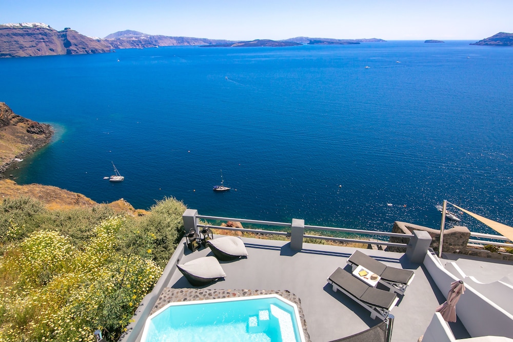 White Pearl Villas — Swimming pool in Oia, South Aegean