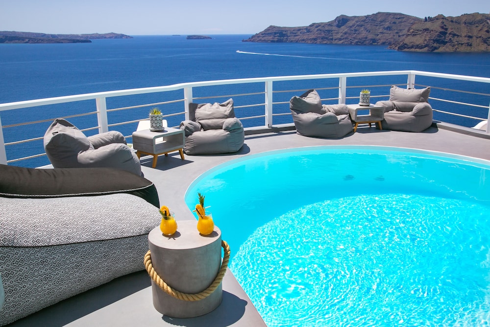 White Pearl Villas — Swimming pool in Oia, South Aegean