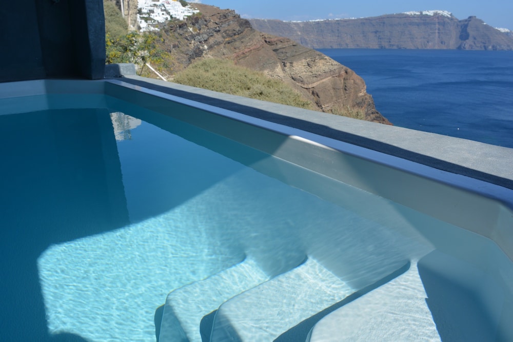 White Pearl Villas — Swimming pool in Oia, South Aegean