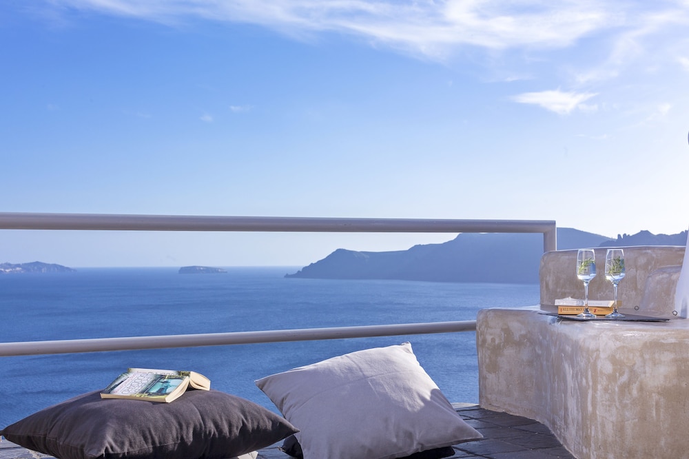 White Pearl Villas — Hotel rooms in Oia, South Aegean