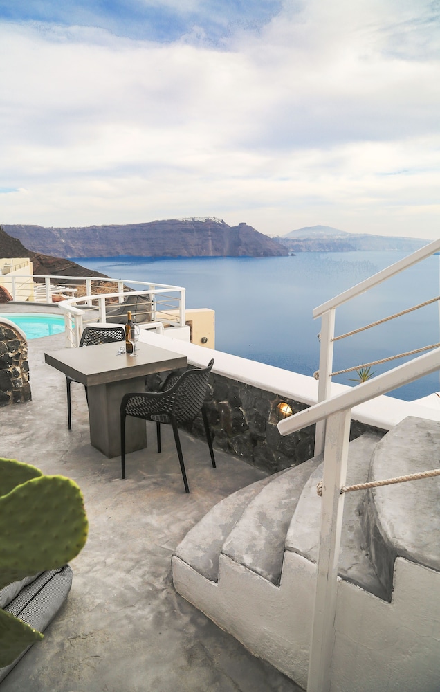 White Pearl Villas — Restaurant & bars in Oia, South Aegean