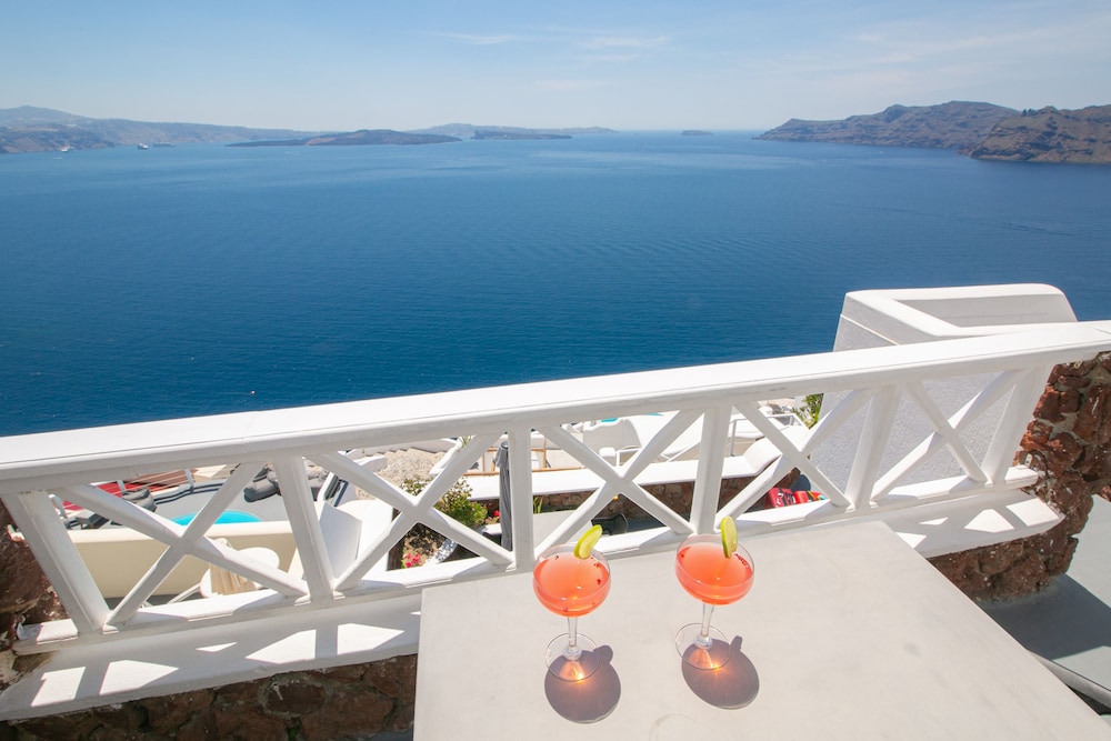 White Pearl Villas — Restaurant & bars in Oia, South Aegean