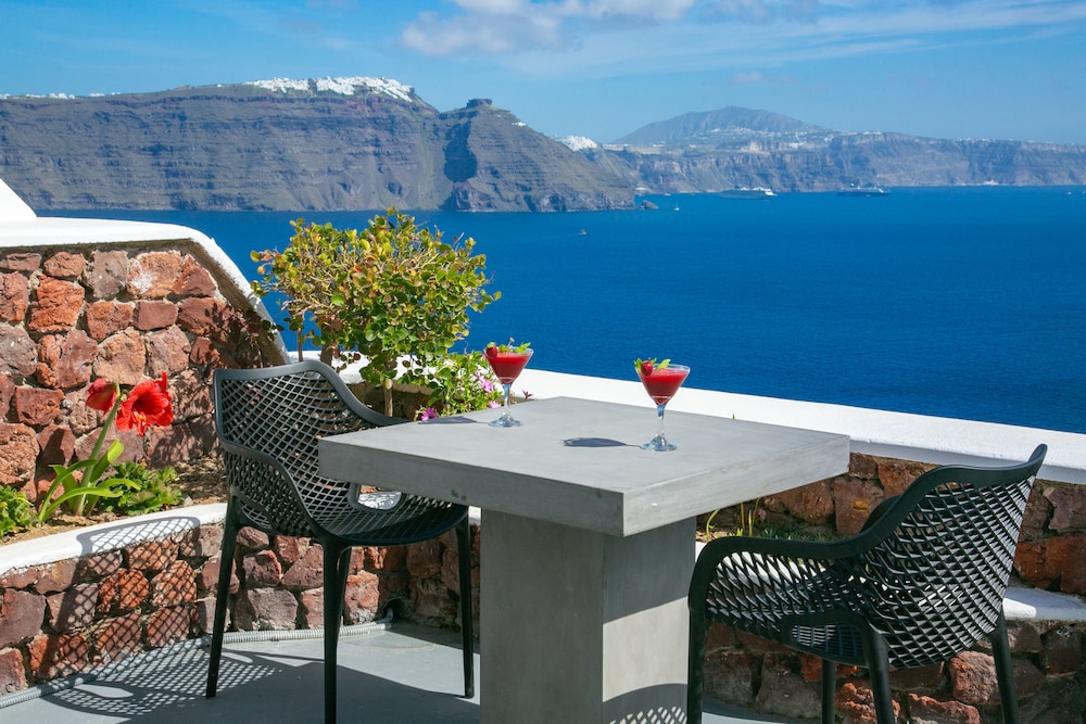 White Pearl Villas — Restaurant & bars in Oia, South Aegean