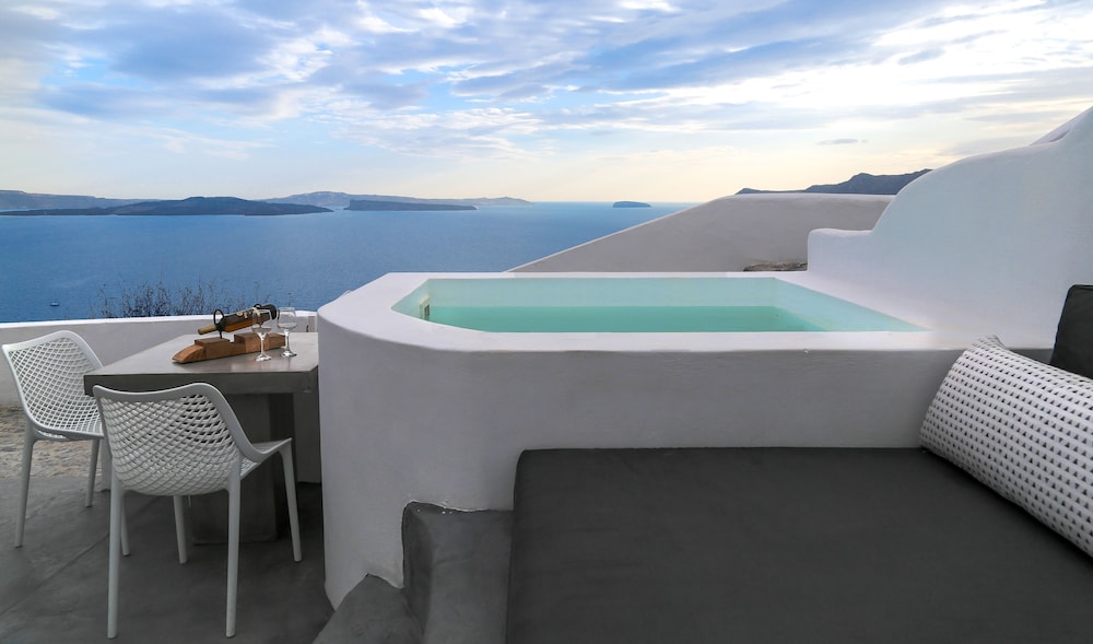 White Pearl Villas — Spa in Oia, South Aegean
