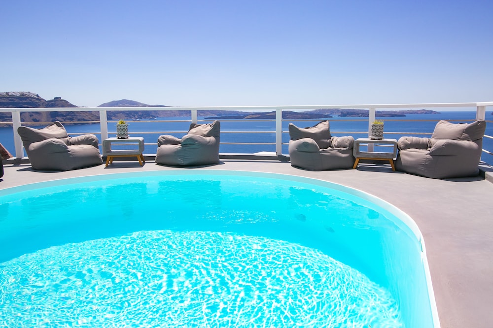 White Pearl Villas — Swimming pool in Oia, South Aegean
