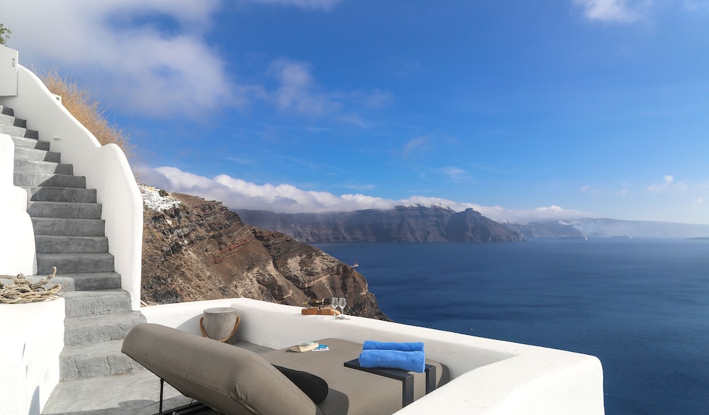 White Pearl Villas — Hotel rooms in Oia, South Aegean