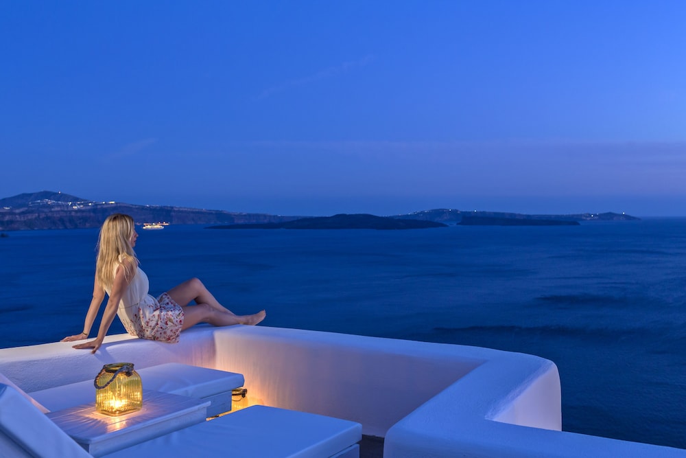 White Pearl Villas — Hotel building in Oia, South Aegean