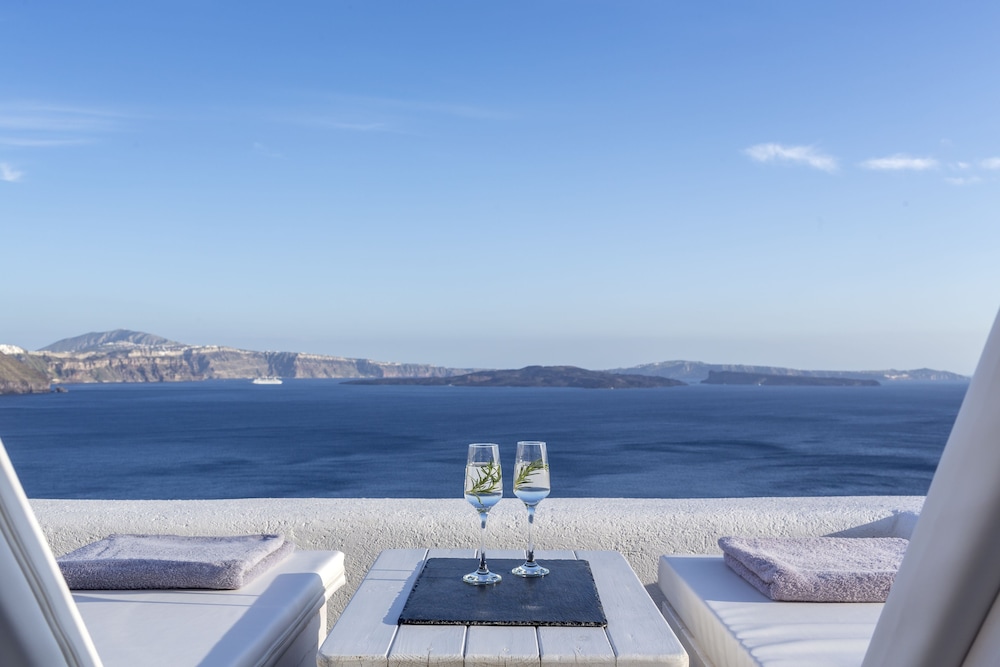 White Pearl Villas — Hotel building in Oia, South Aegean
