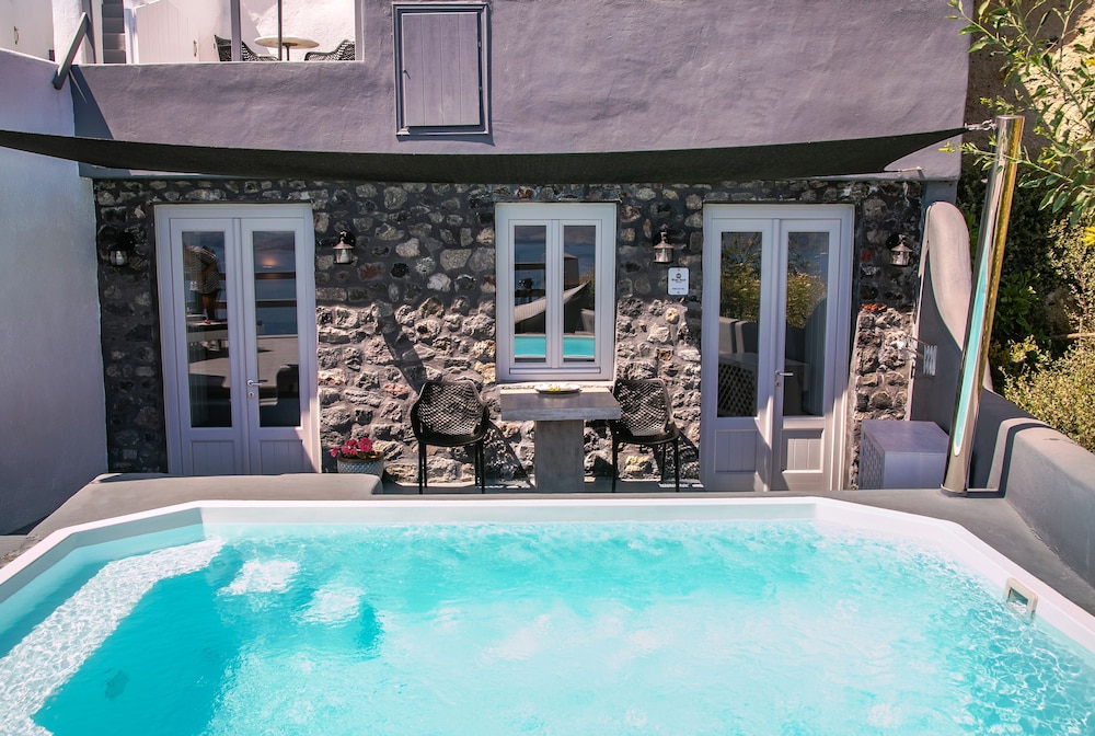 White Pearl Villas — Swimming pool in Oia, South Aegean