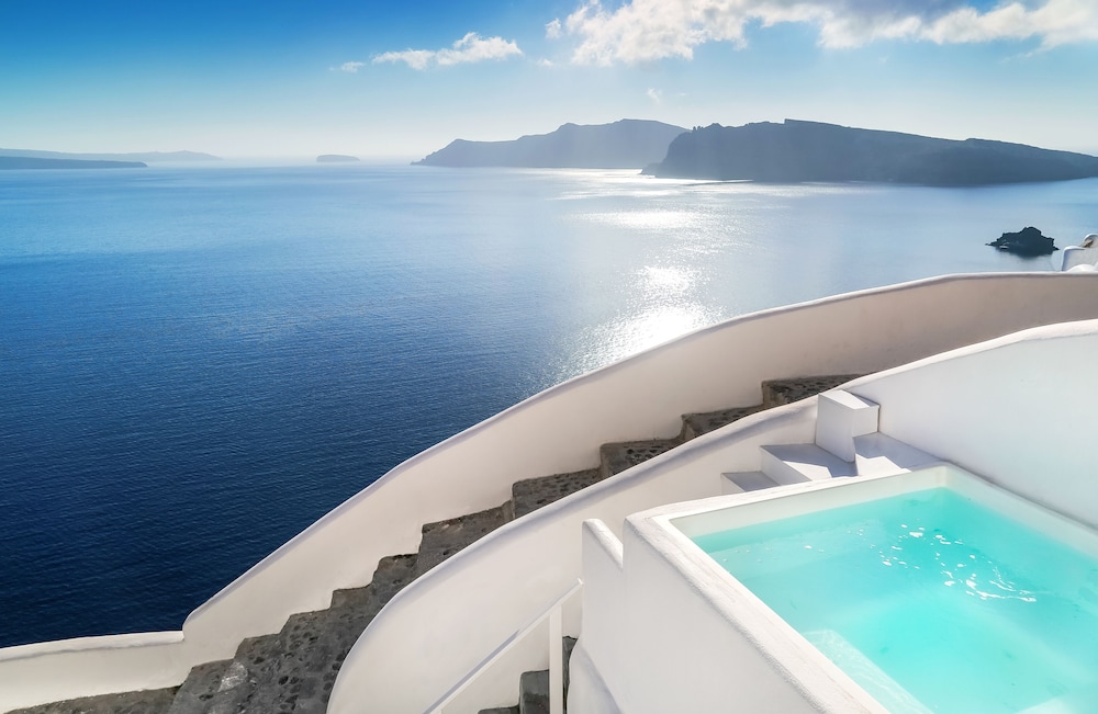 White Pearl Villas — Swimming pool in Oia, South Aegean