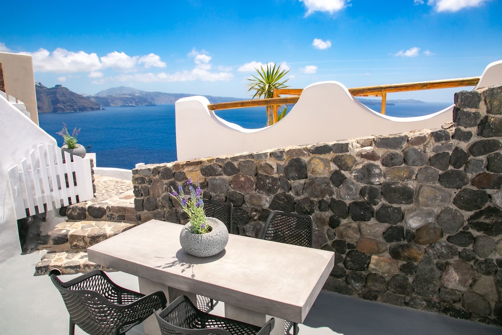 White Pearl Villas — Hotel building in Oia, South Aegean