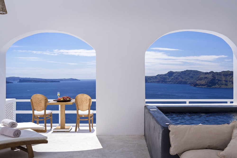 White Pearl Villas — Swimming pool in Oia, South Aegean