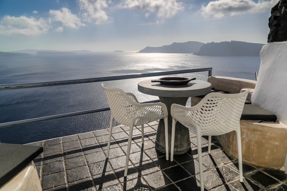 White Pearl Villas — Hotel building in Oia, South Aegean